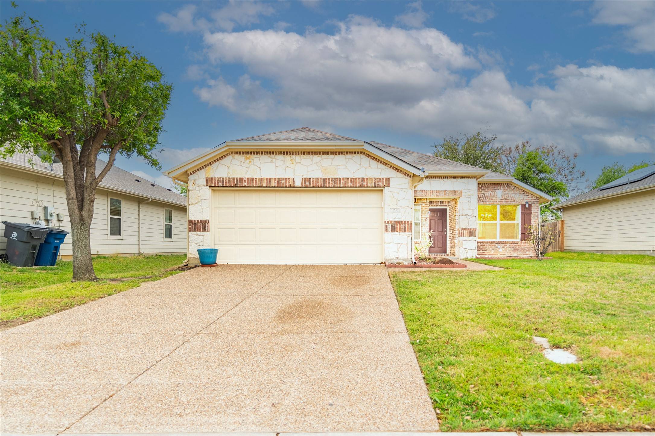 Dallas, TX 75051,1906 Castaway DR