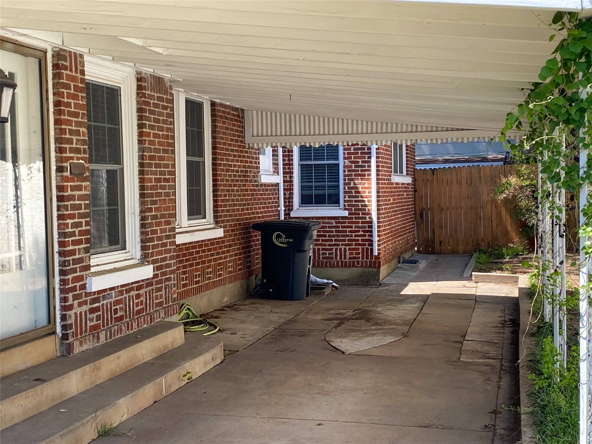 Cleburne, TX 76033,516 College ST