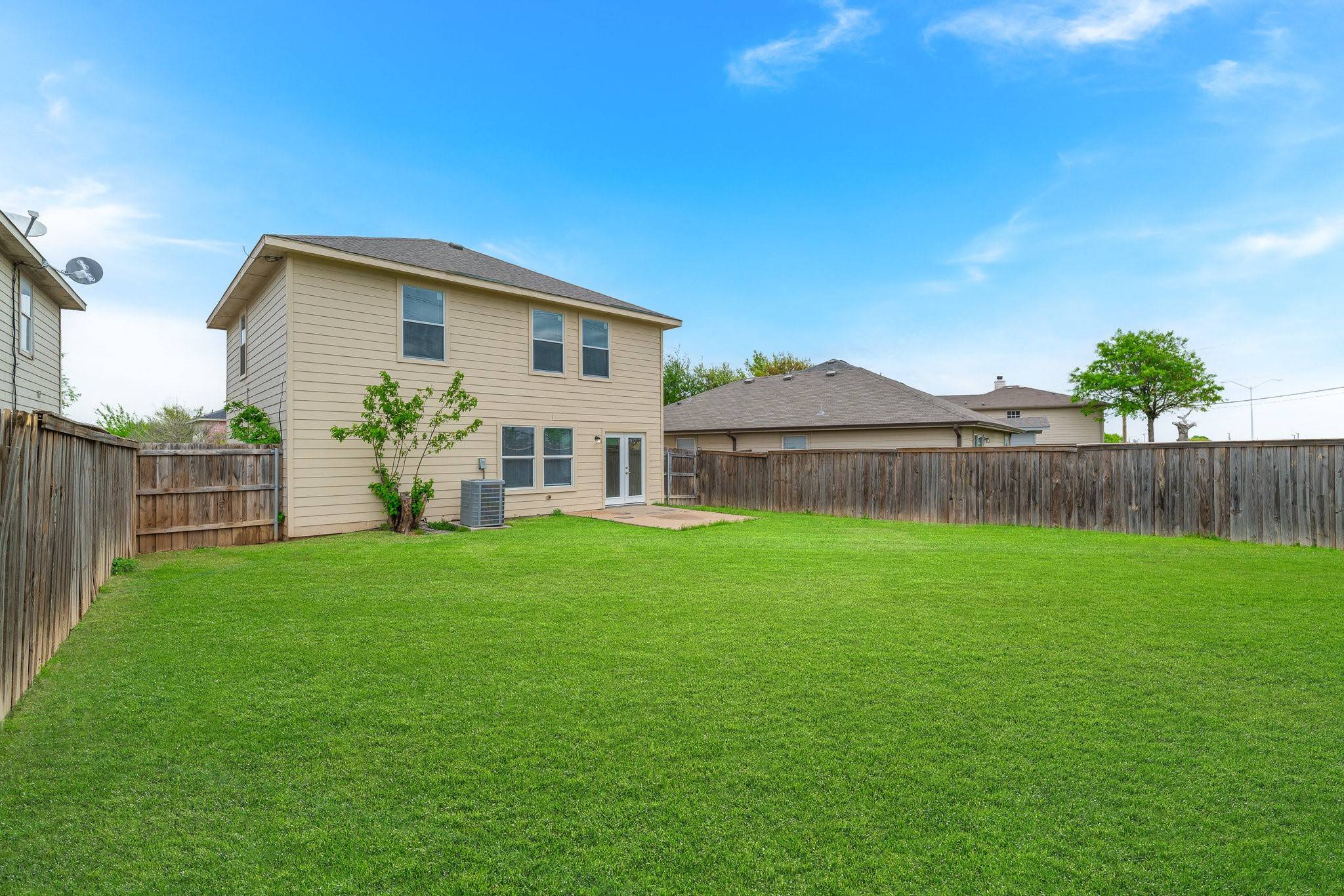 Dallas, TX 75249,7451 Pineberry RD