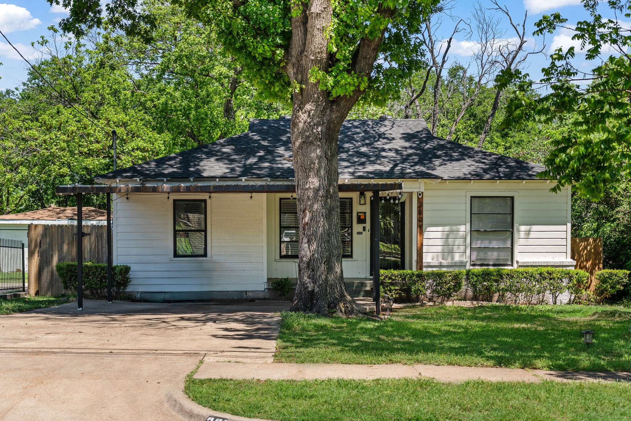 Dallas, TX 75211,3807 Falls DR