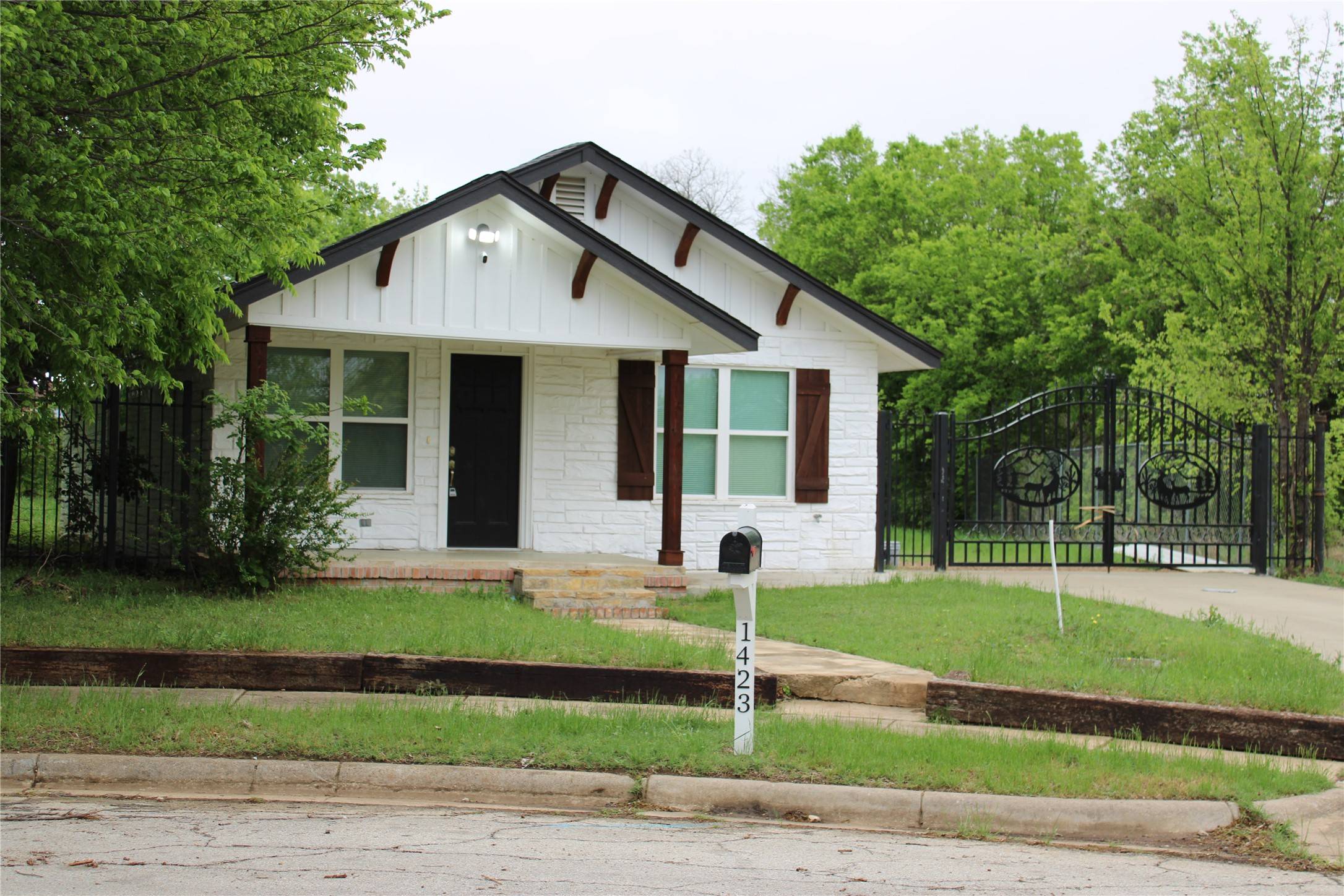 Fort Worth, TX 76104,1423 E Davis AVE