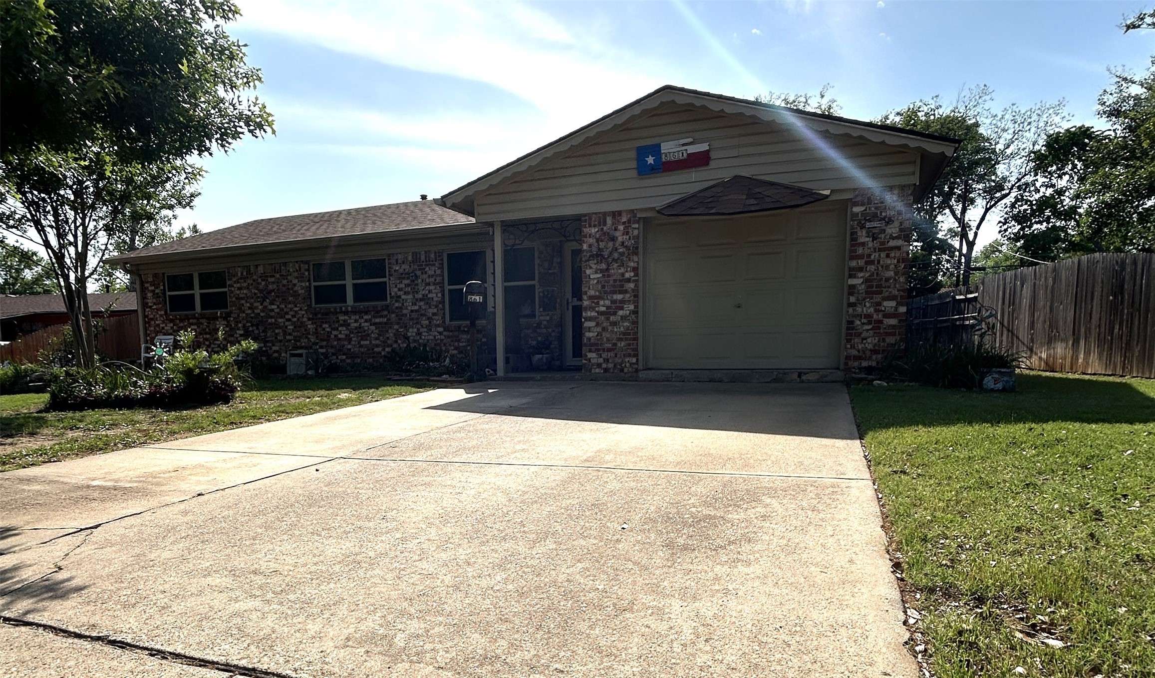 Bedford, TX 76022,861 Russell LN