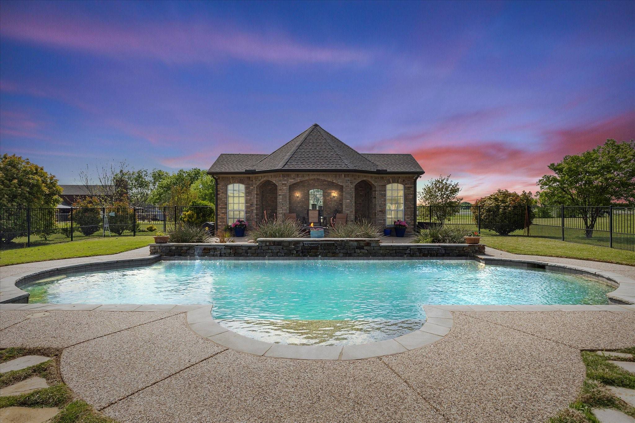 Rockwall, TX 75087,992 Anna Cade RD