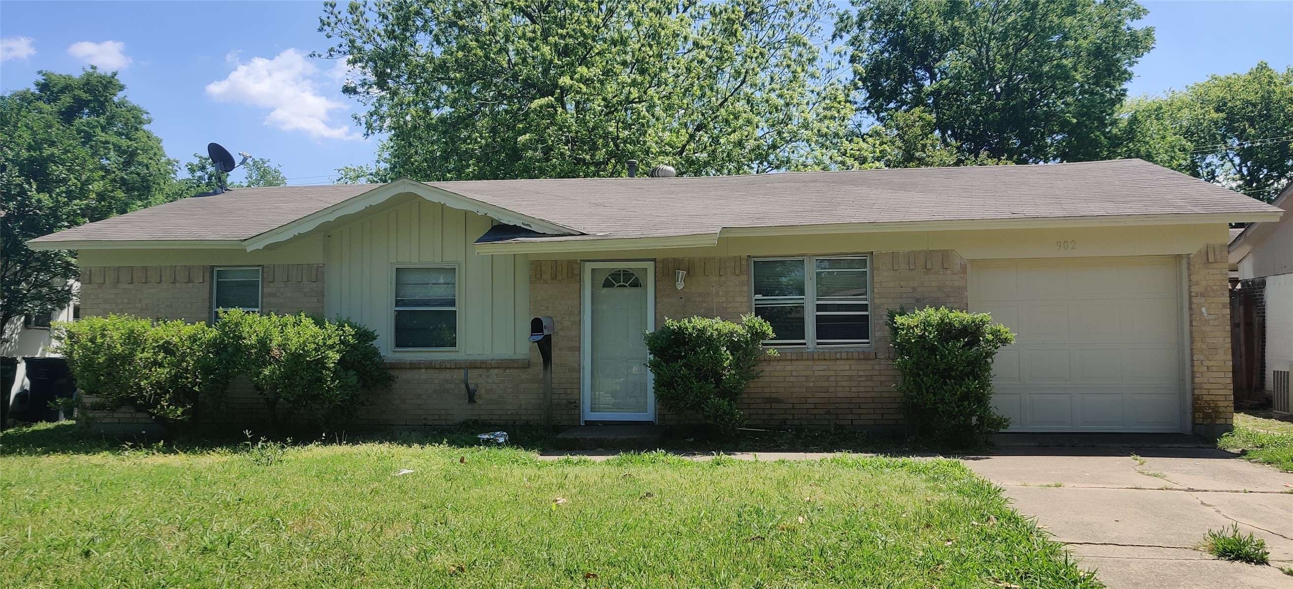 Garland, TX 75040,902 Rosewood Hills DR