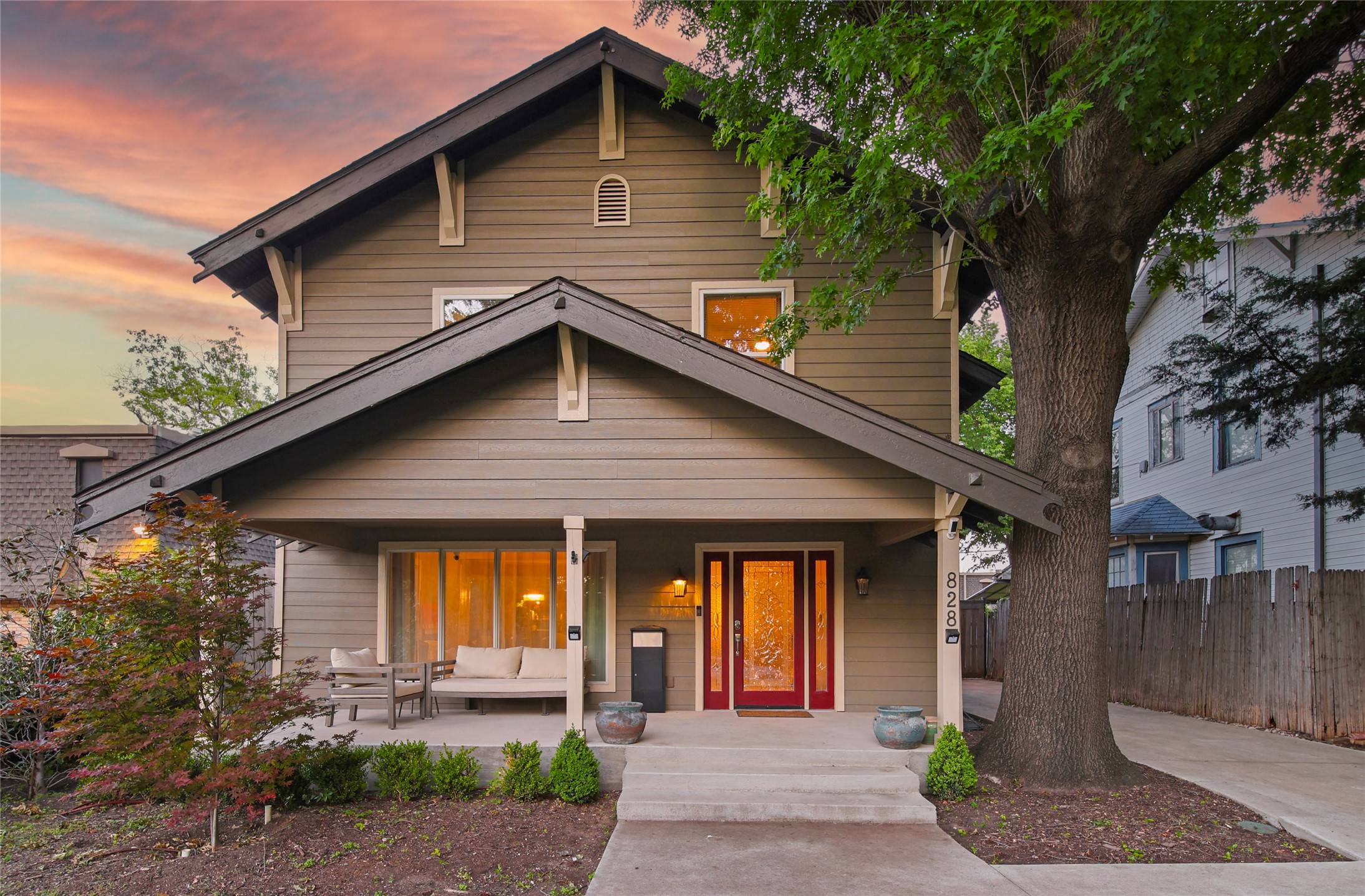 Dallas, TX 75208,828 Elsbeth ST