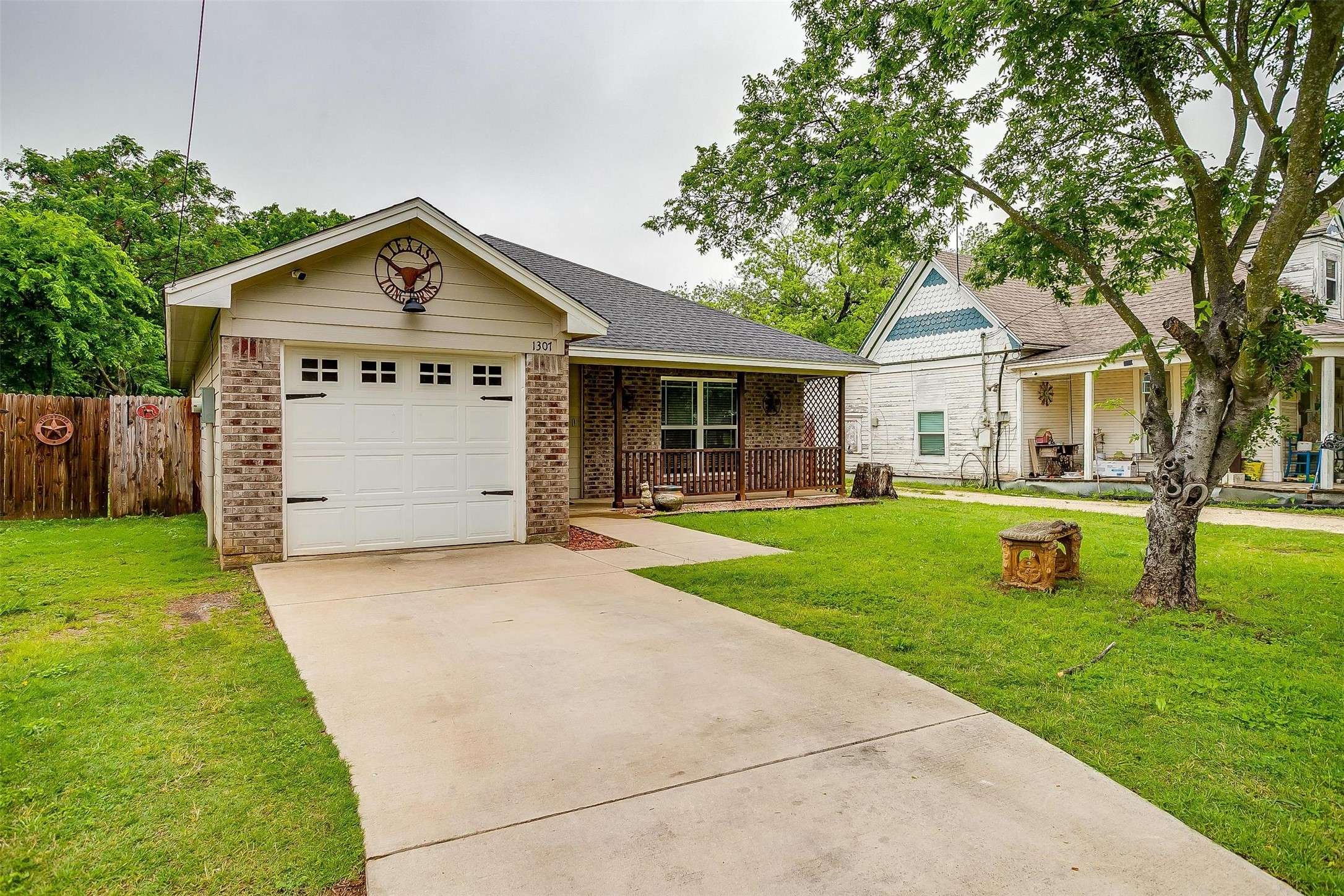 Cleburne, TX 76031,1307 N Robinson ST
