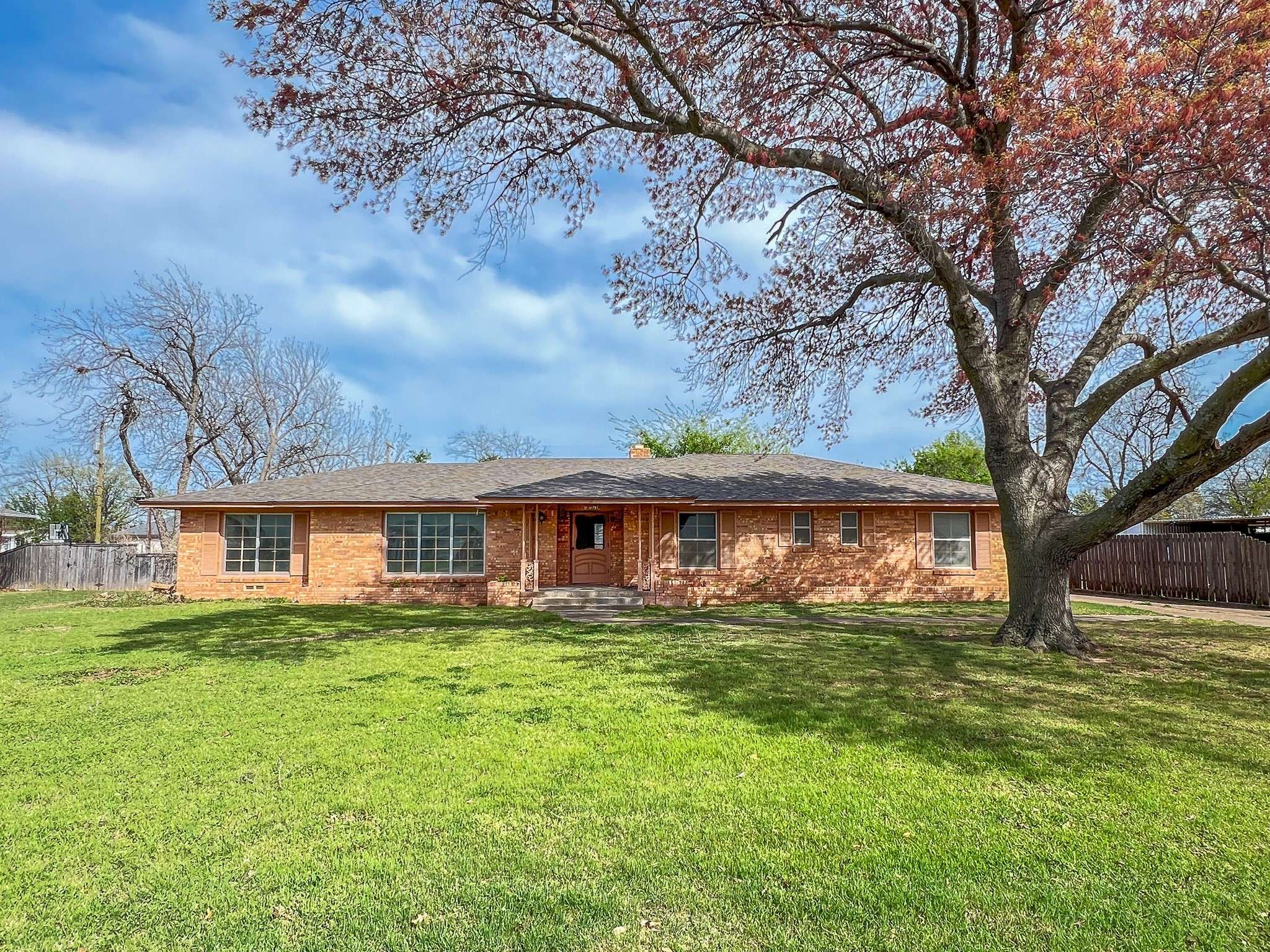 Archer City, TX 76351,812 S Ash ST