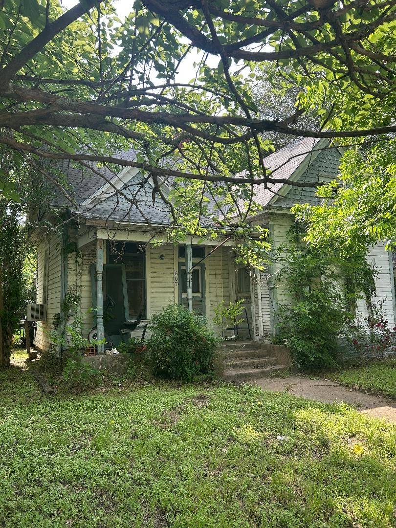 Cleburne, TX 76033,607 N Buffalo