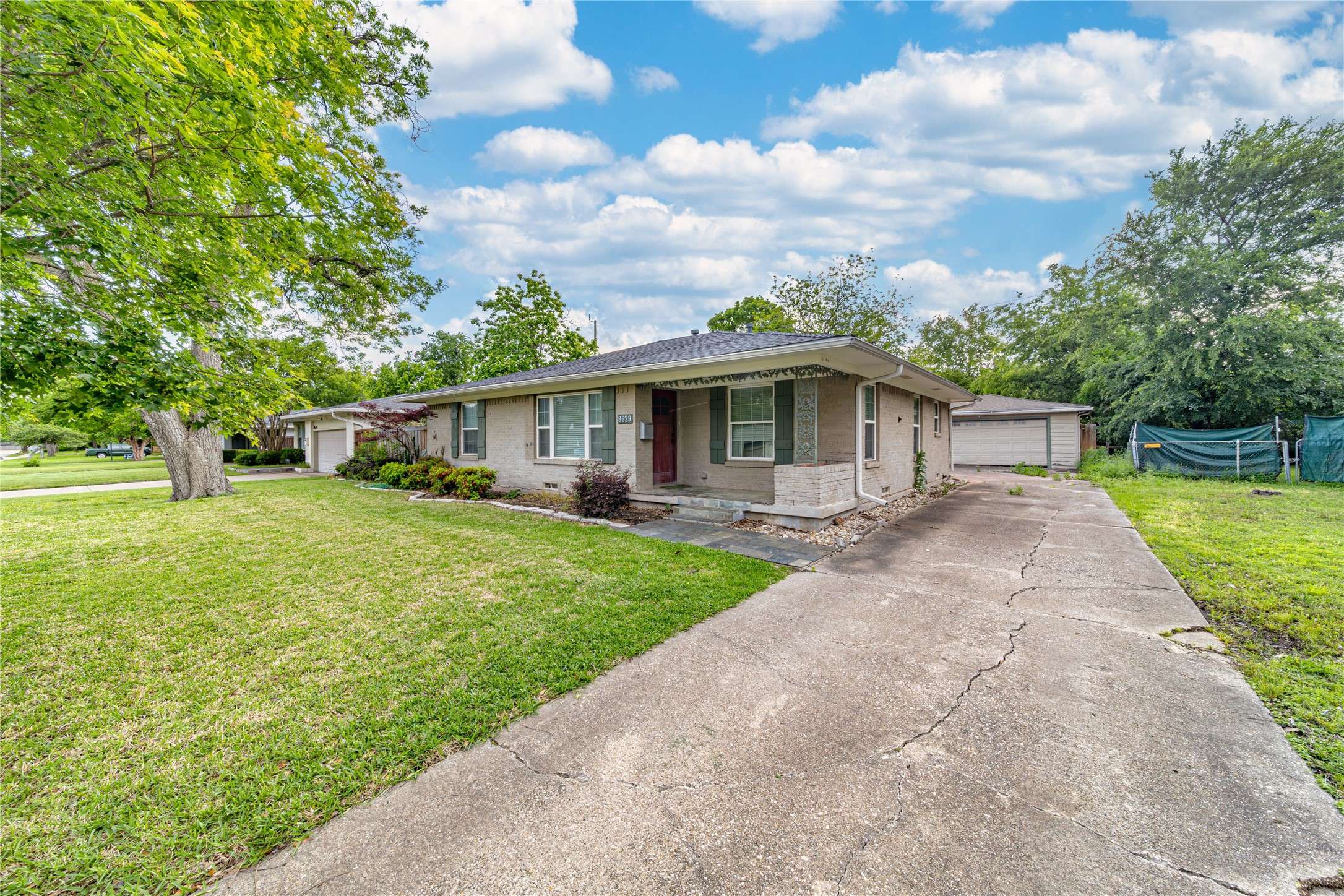 Dallas, TX 75238,8629 Lockhaven DR