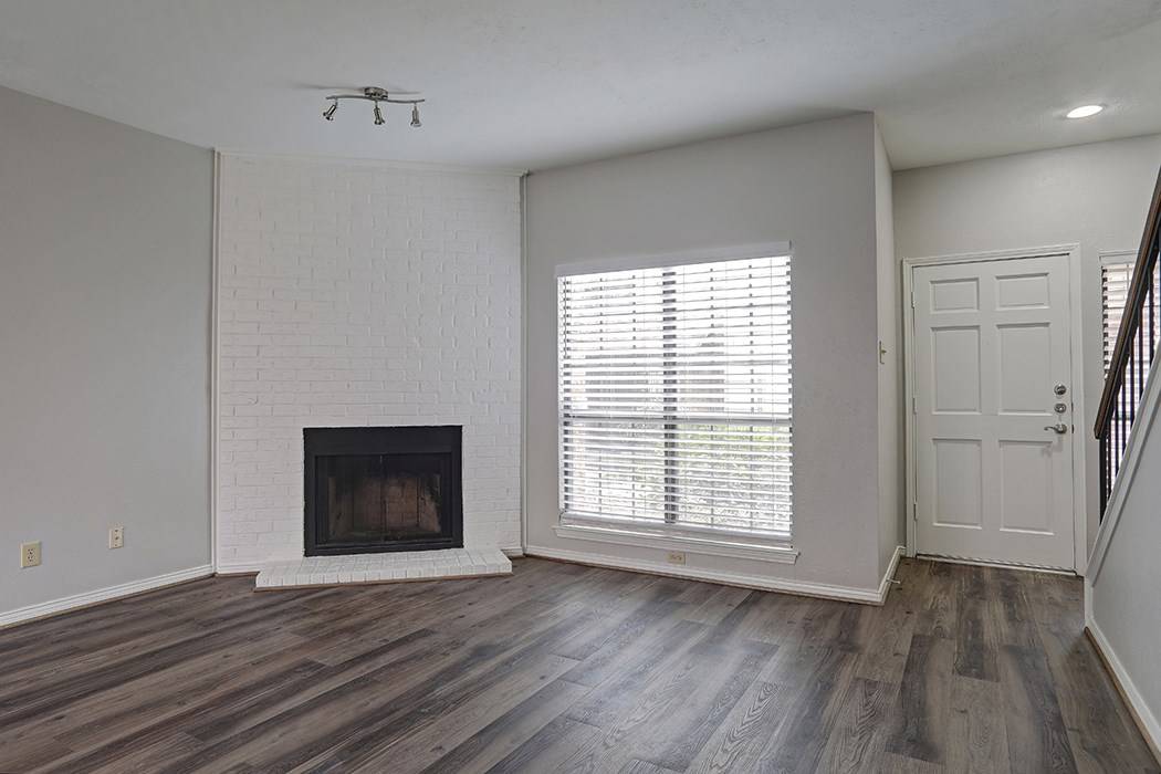 Dallas, TX 75231,9910 Royal LN #1103