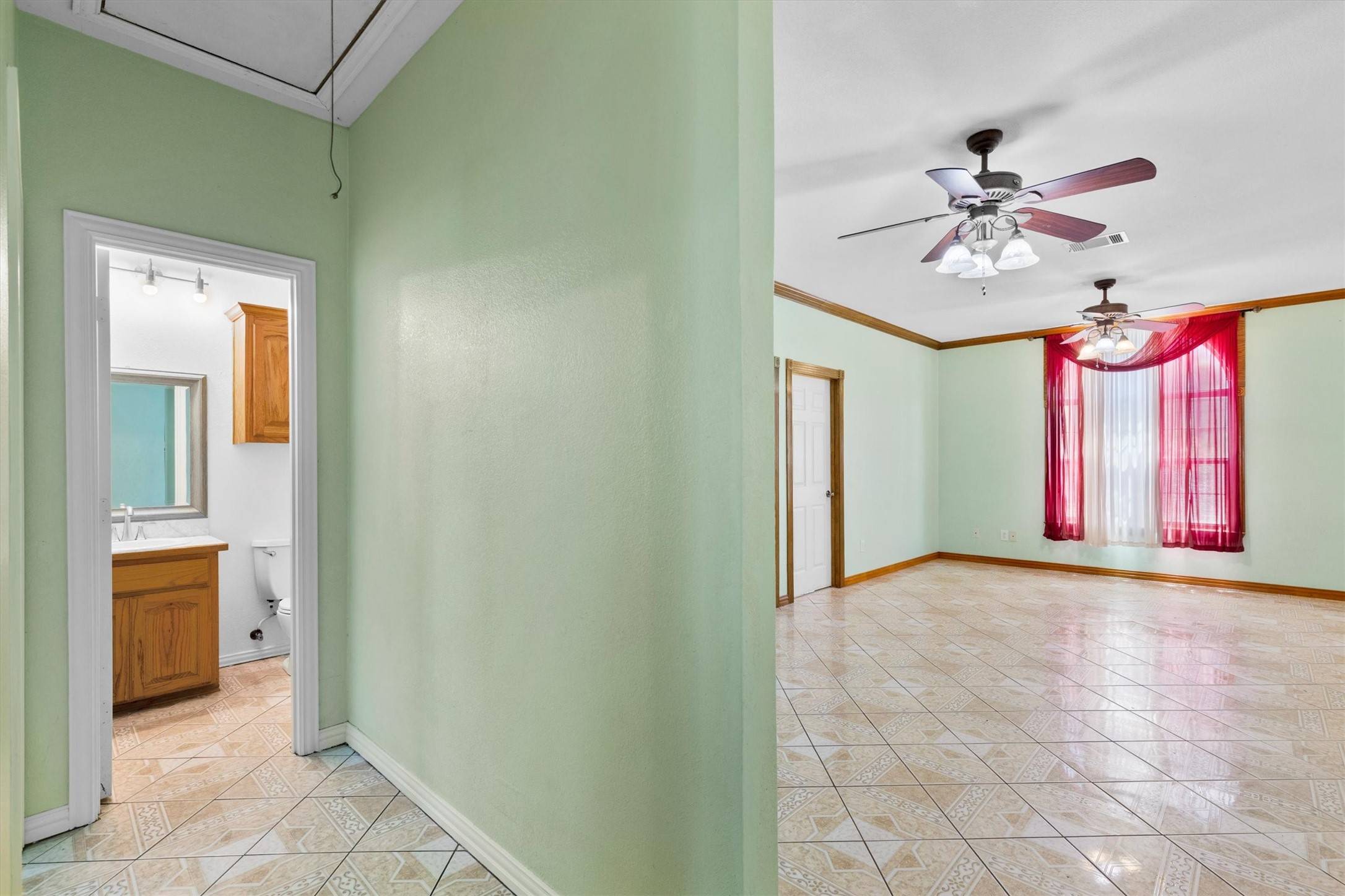 Ennis, TX 75119,908 E Belknap ST