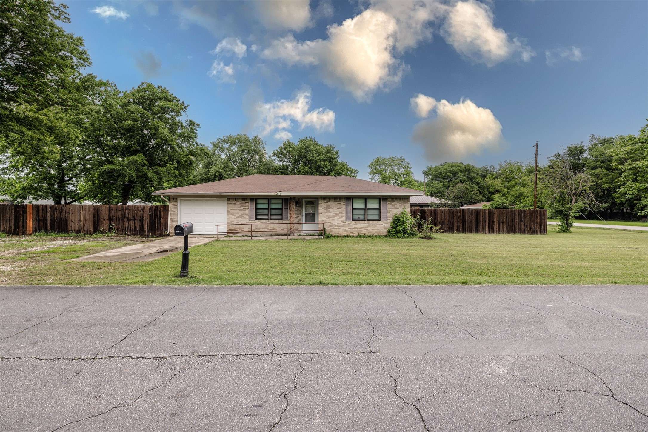 Quinlan, TX 75474,204 E 2nd ST
