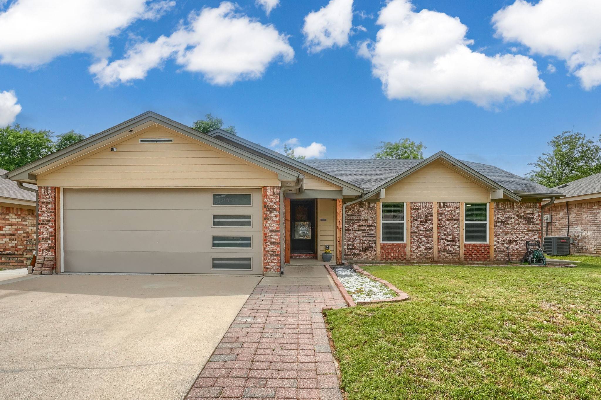 Bedford, TX 76022,909 Columbus CT