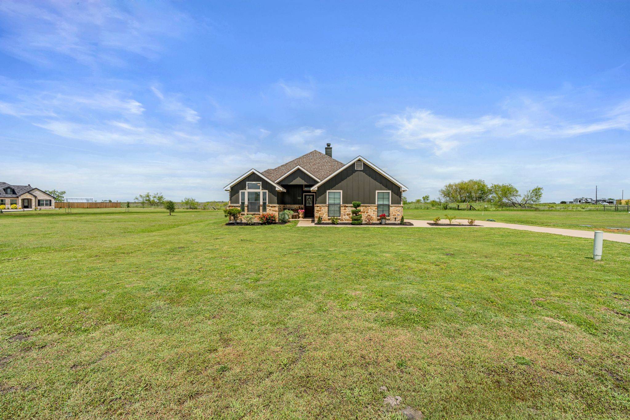 Alma, TX 75119,160 Grays Creek CIR
