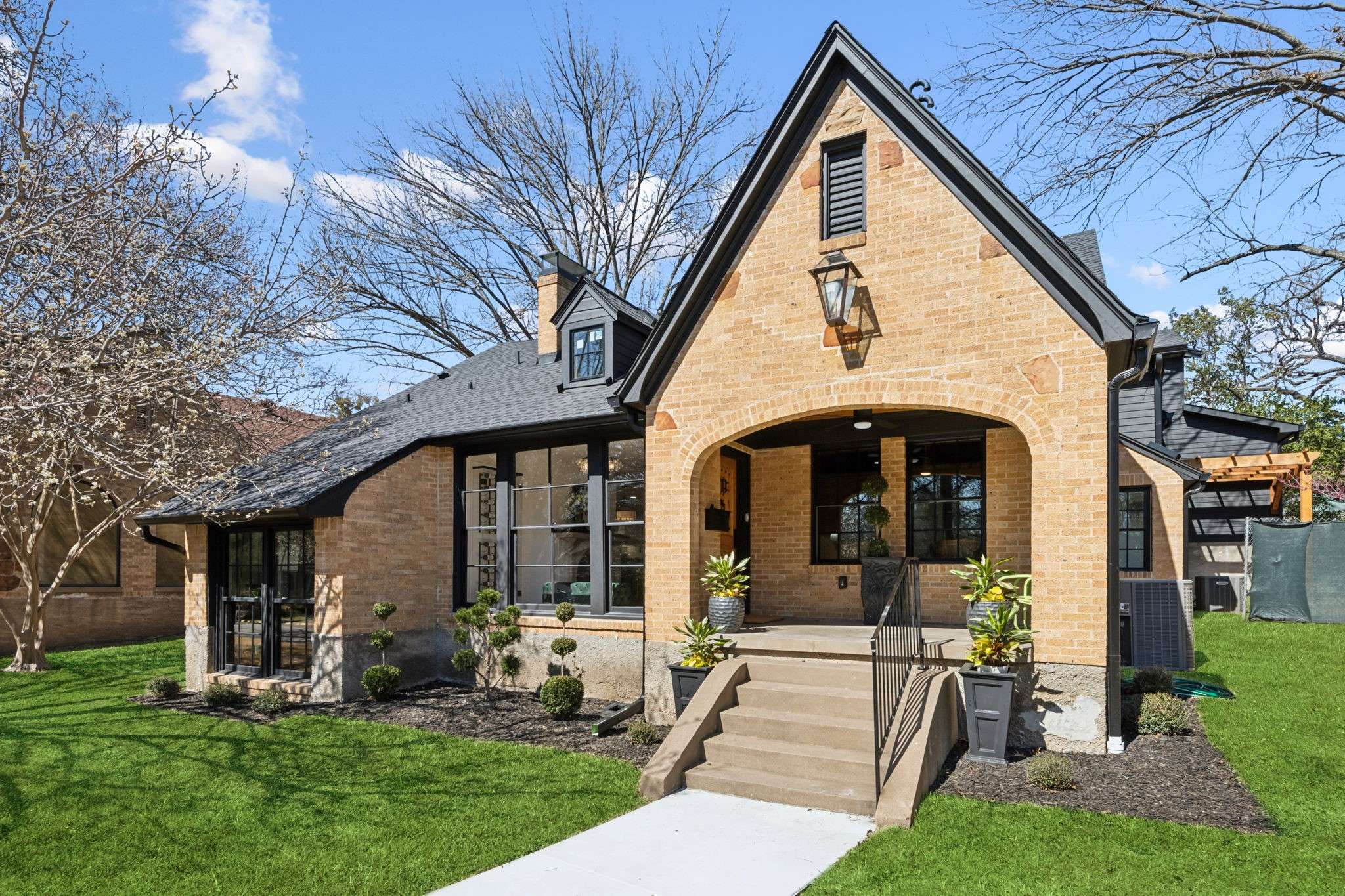 Dallas, TX 75223,1010 Valencia ST