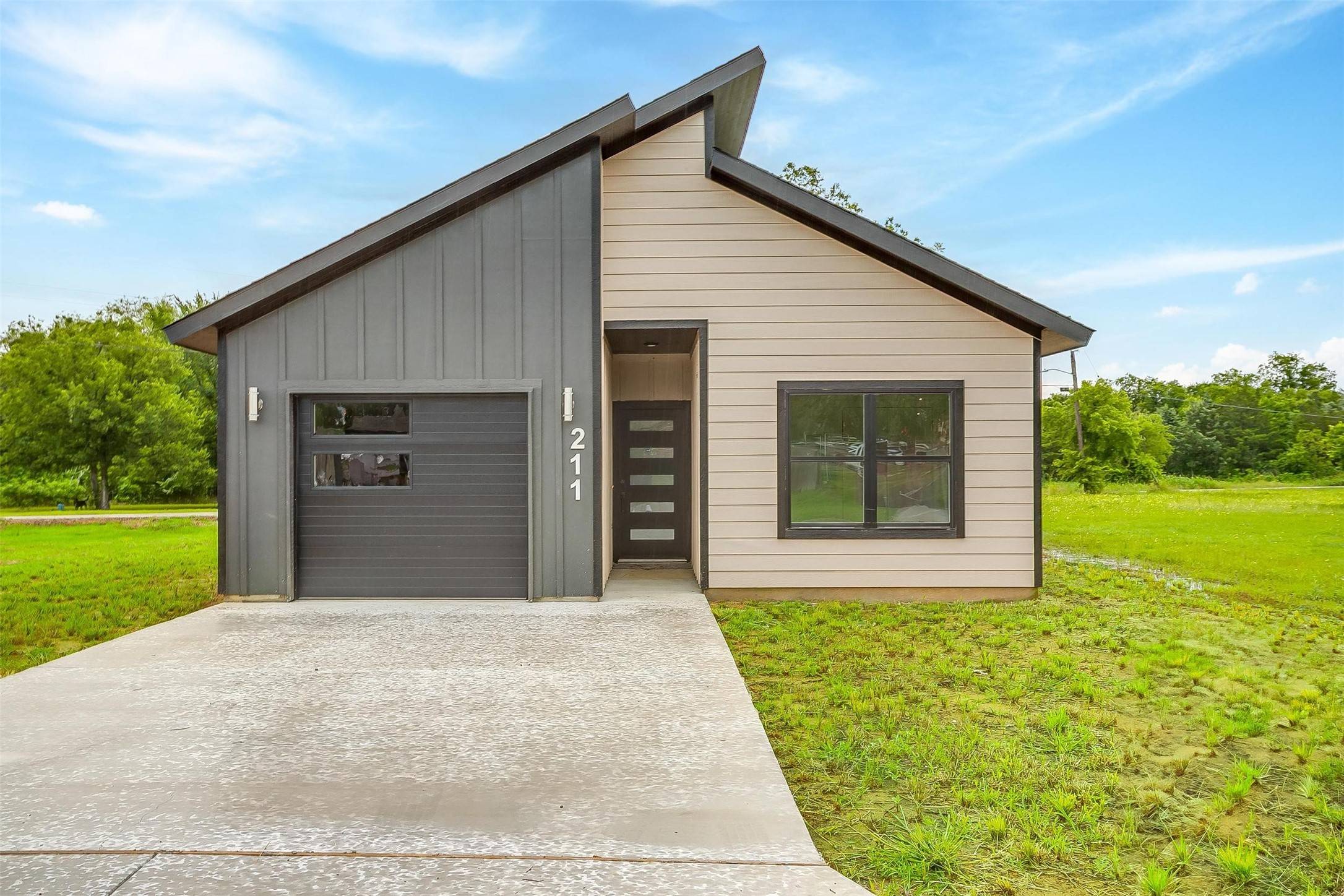 Grandview, TX 76050,211 N 4th ST