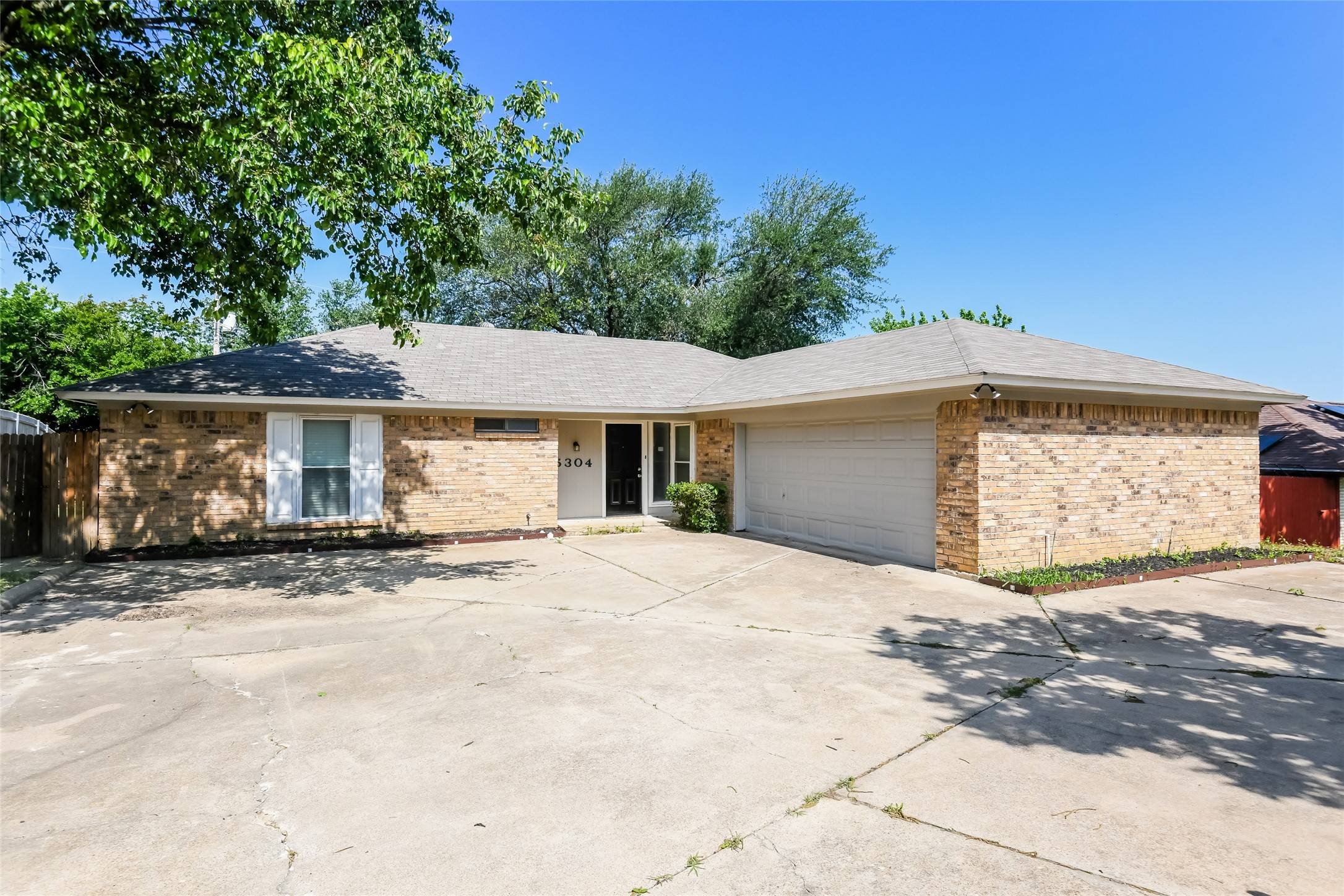 Fort Worth, TX 76133,5304 Weddington CT