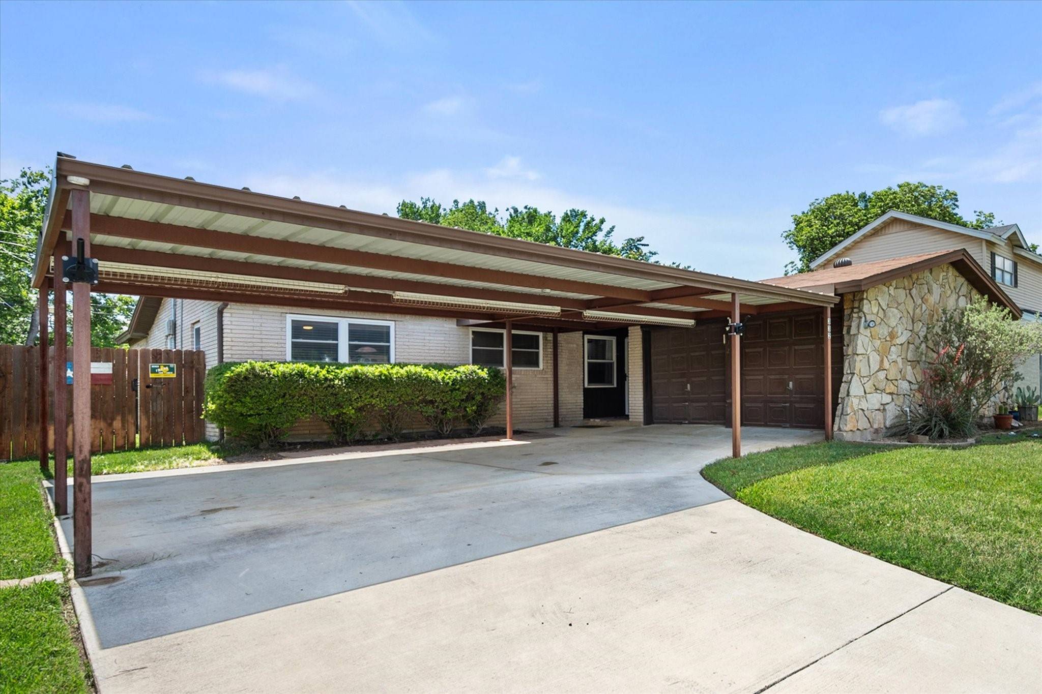 Saginaw, TX 76179,332 Thompson DR