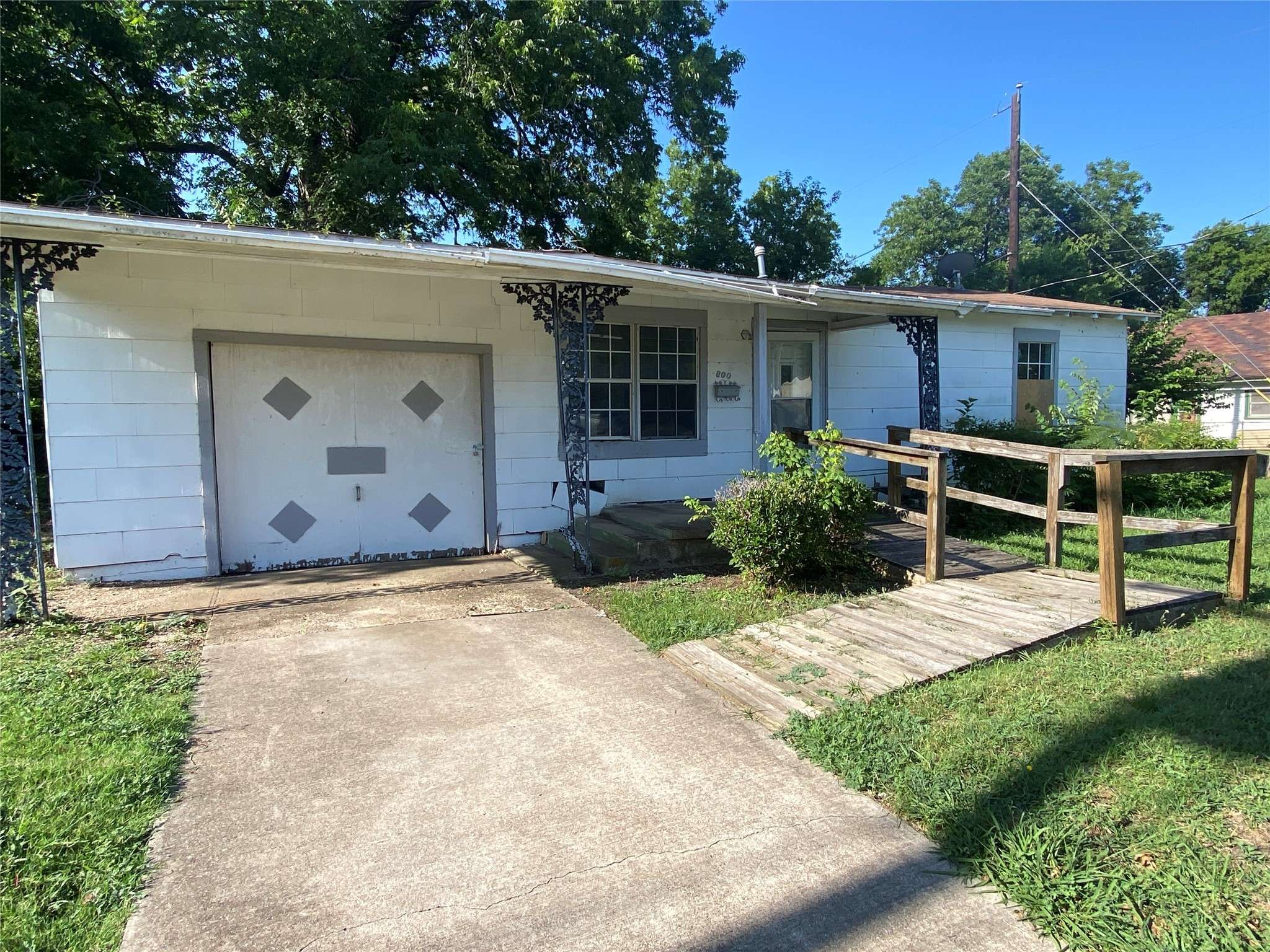 Waxahachie, TX 75165,800 Wyatt ST