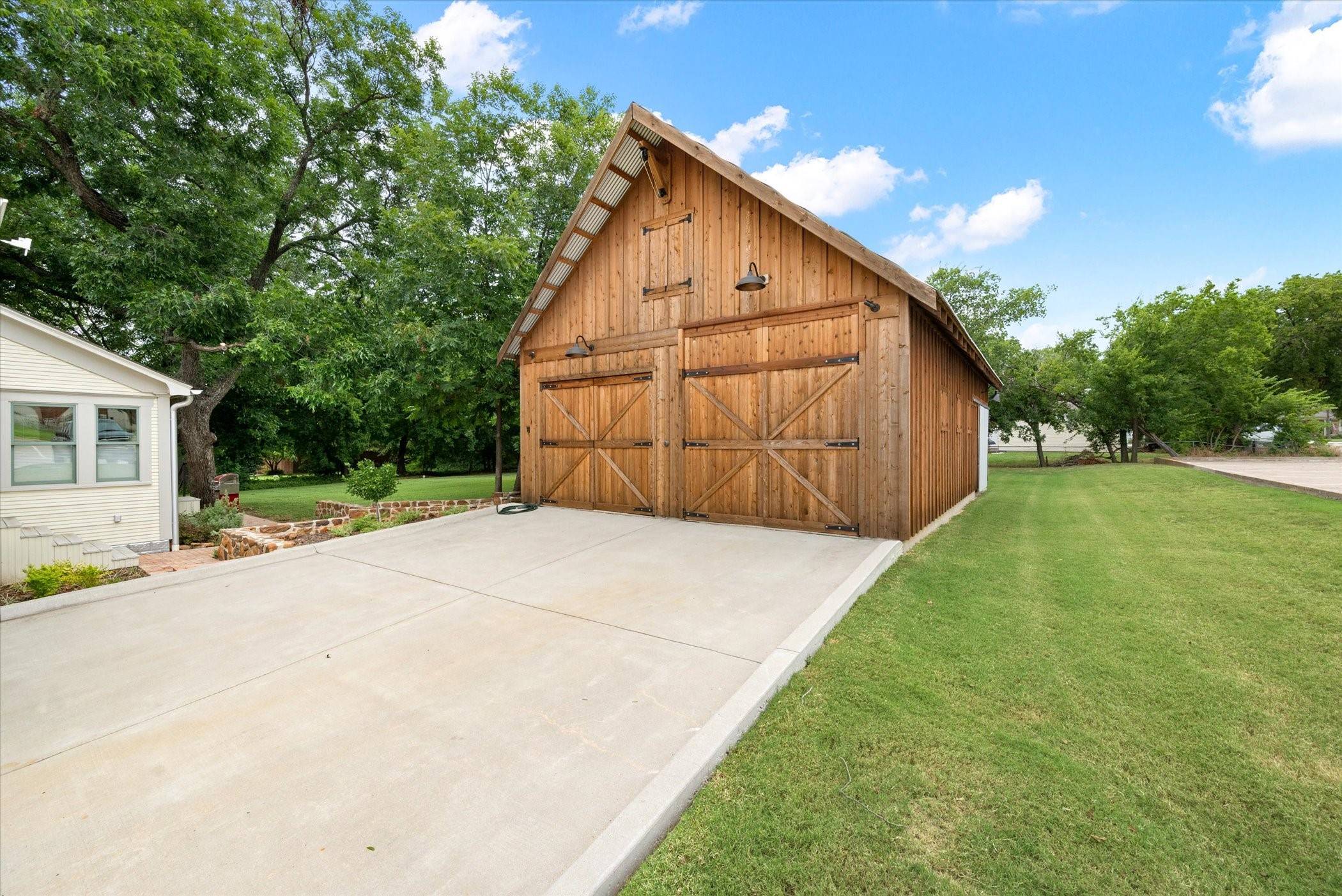 Grapevine, TX 76051,404 E Wall ST