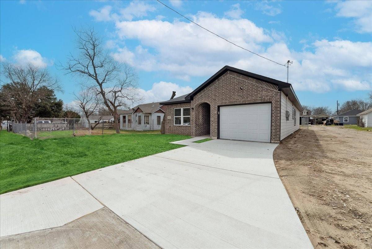 Dallas, TX 75217,8422 Danville DR