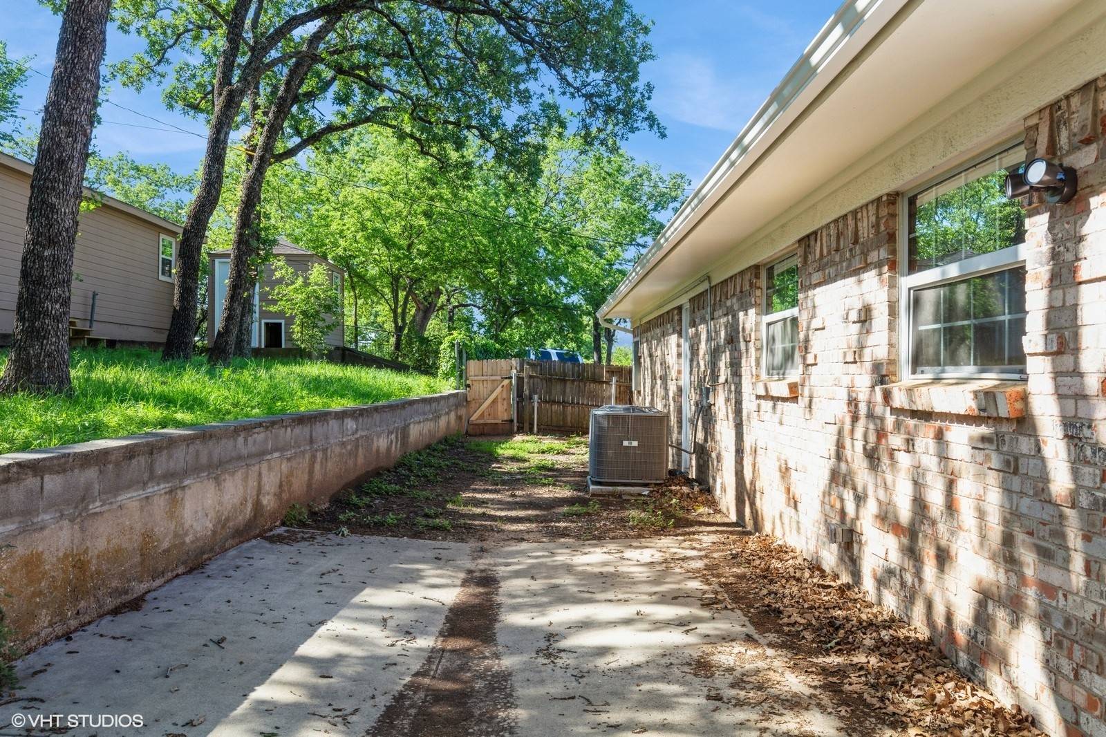 Denton, TX 76205,2421 Mercedes RD