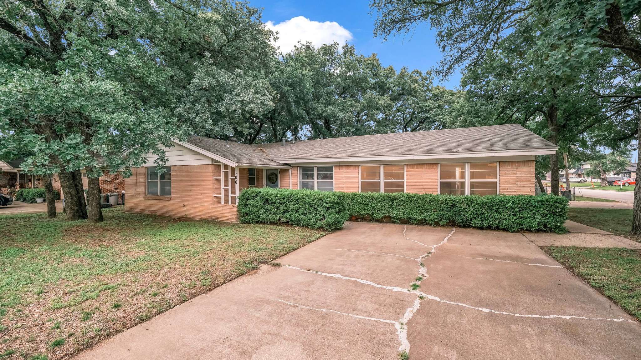 Hurst, TX 76053,100 Oakhurst DR