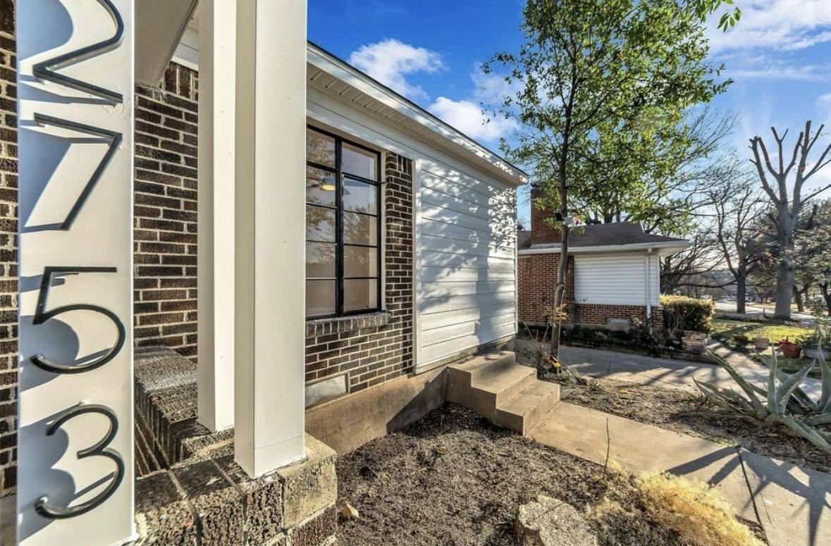 Dallas, TX 75211,2753 El Tivoli DR