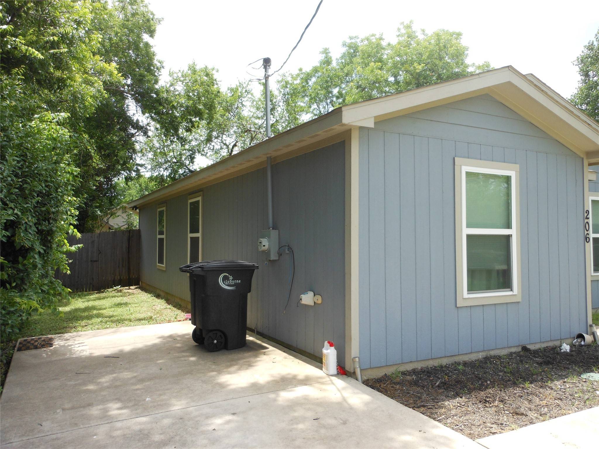 Cleburne, TX 76031,206 Royal ST