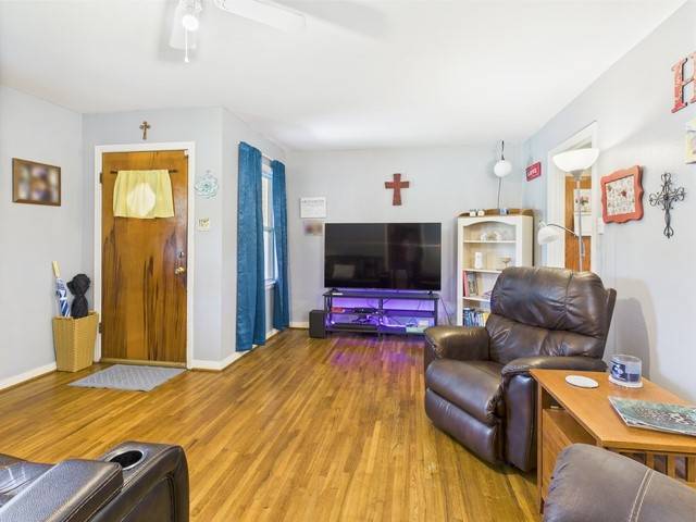 Athens, TX 75751,104 Sunny LN