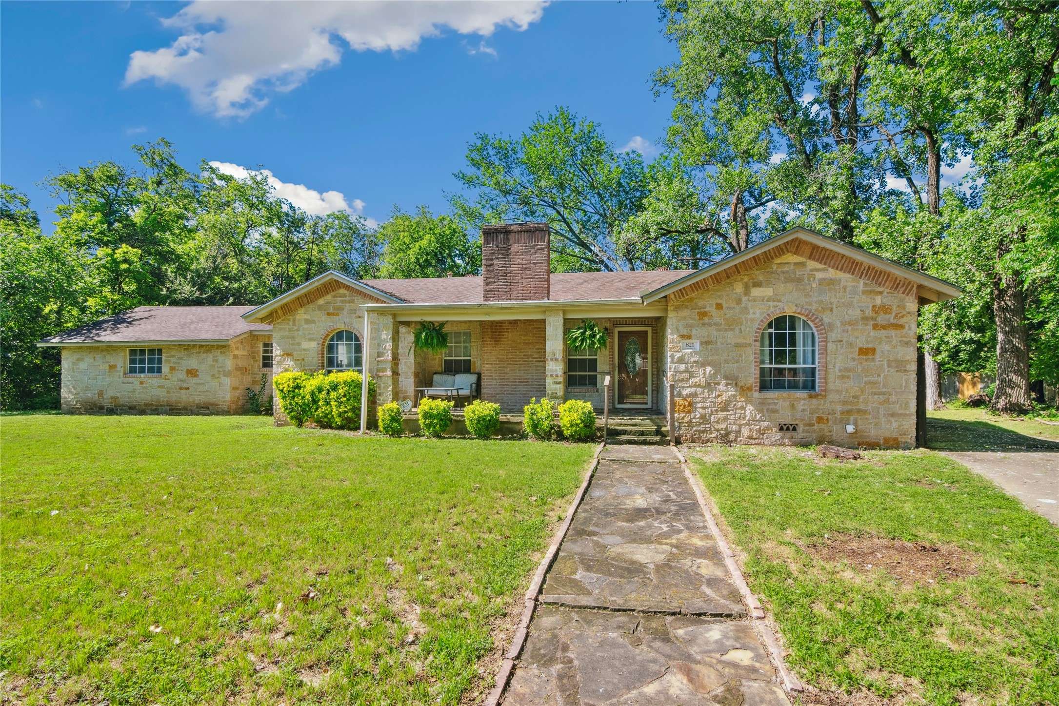 Beverly Hills, TX 76711,821 Columbia ST