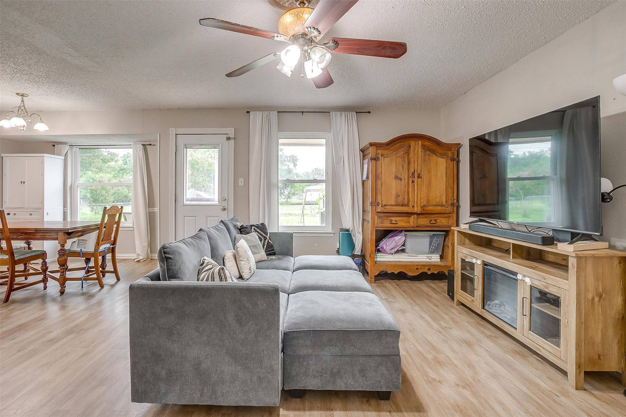 Burleson, TX 76028,423 Parkview DR