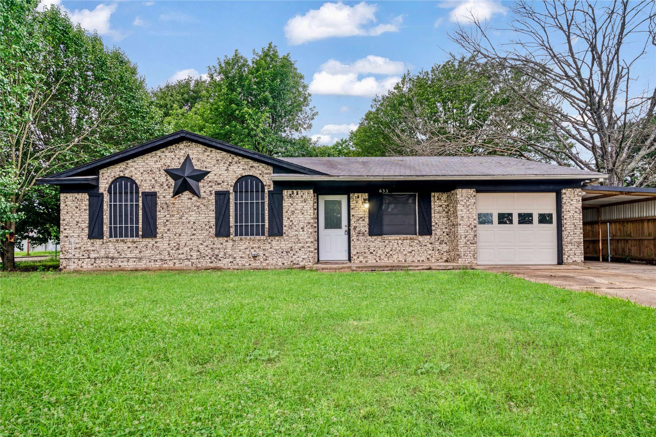 Blossom, TX 75416,635 N Center ST