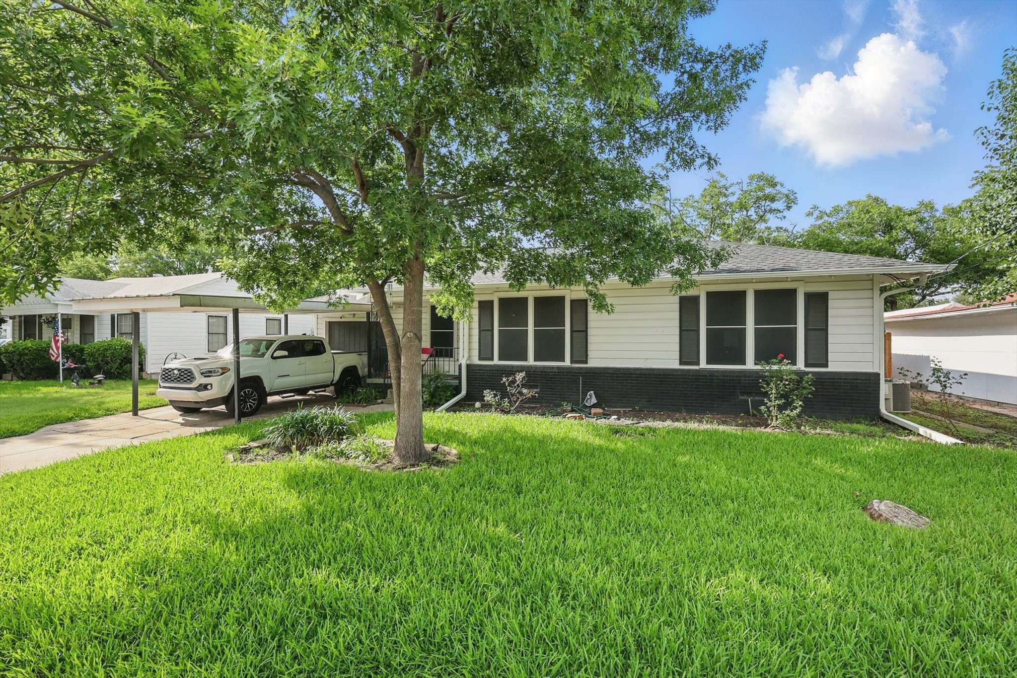 Carrollton, TX 75006,1021 E Russell AVE