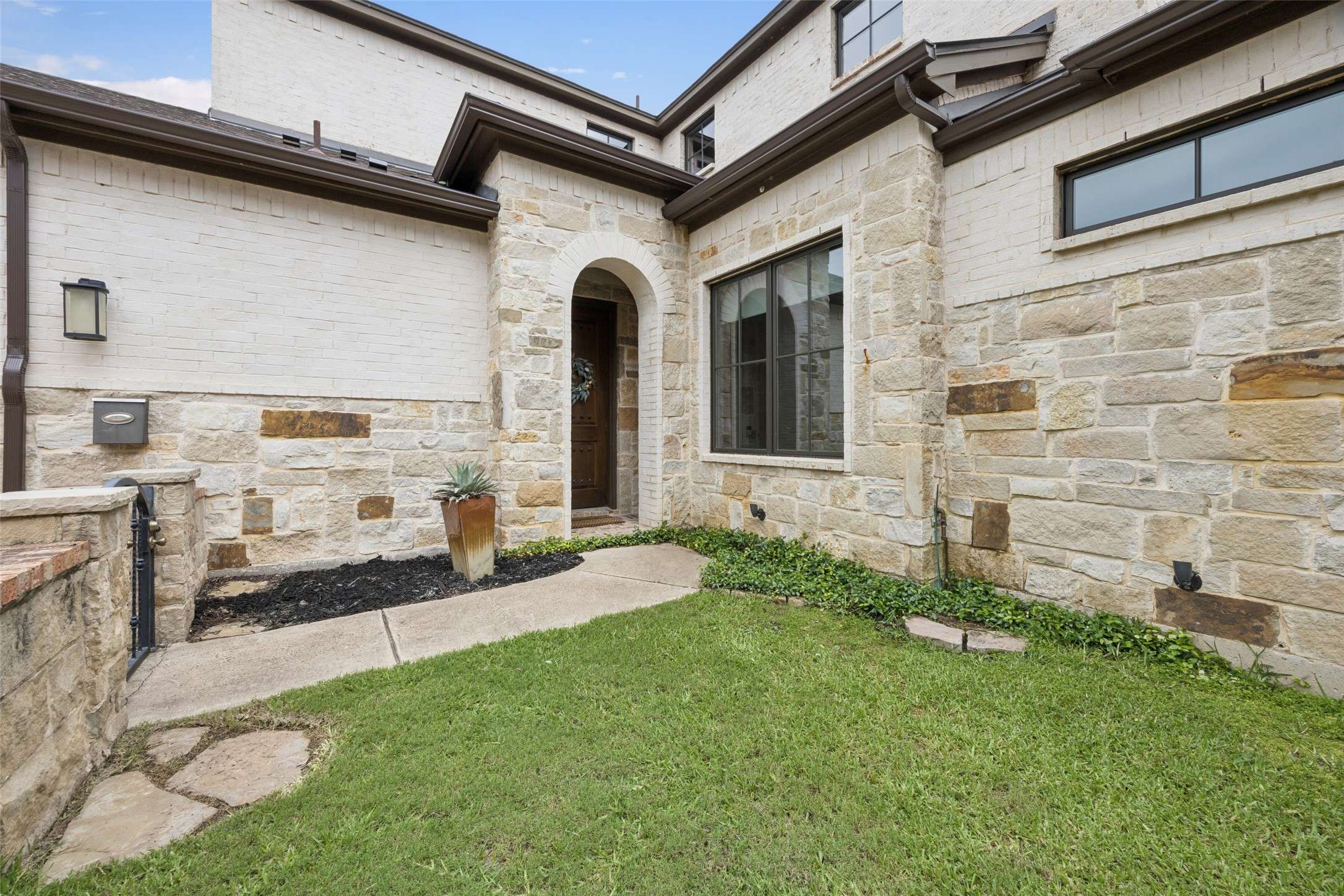 Grapevine, TX 76051,107 W Peach ST