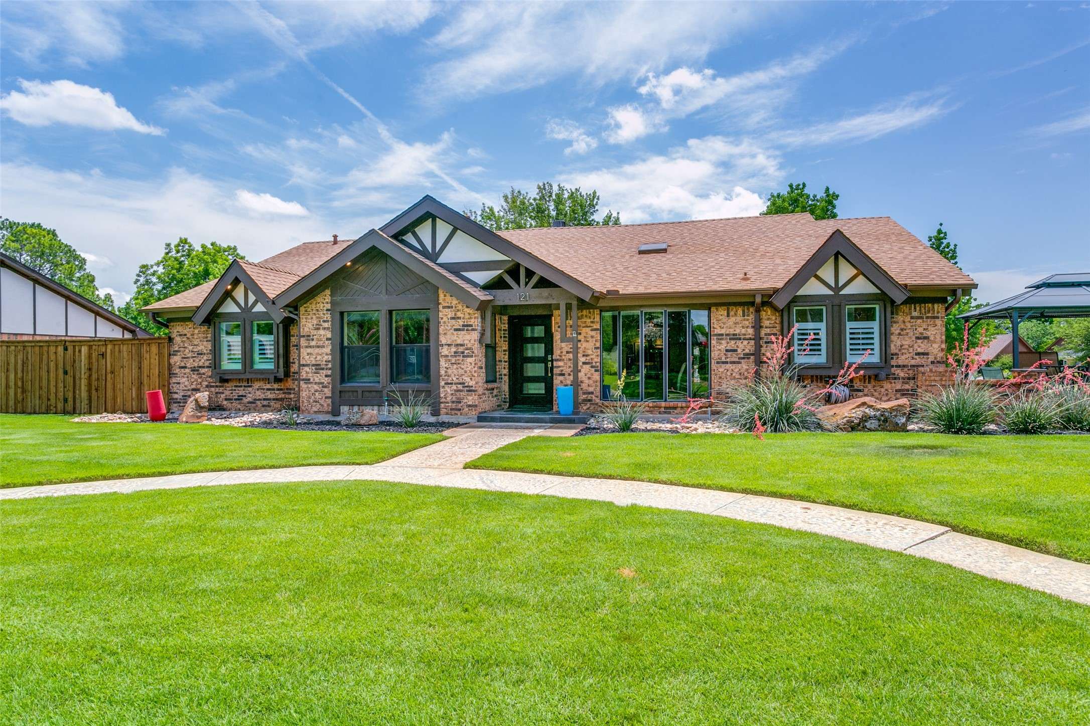 Hurst, TX 76054,121 E Louella DR