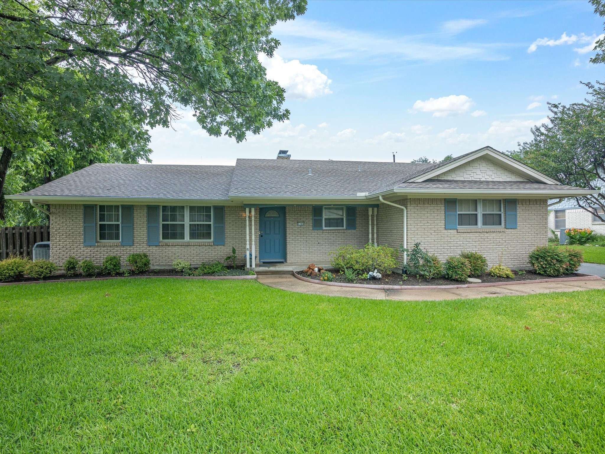 Ennis, TX 75119,1704 Charlottesville DR