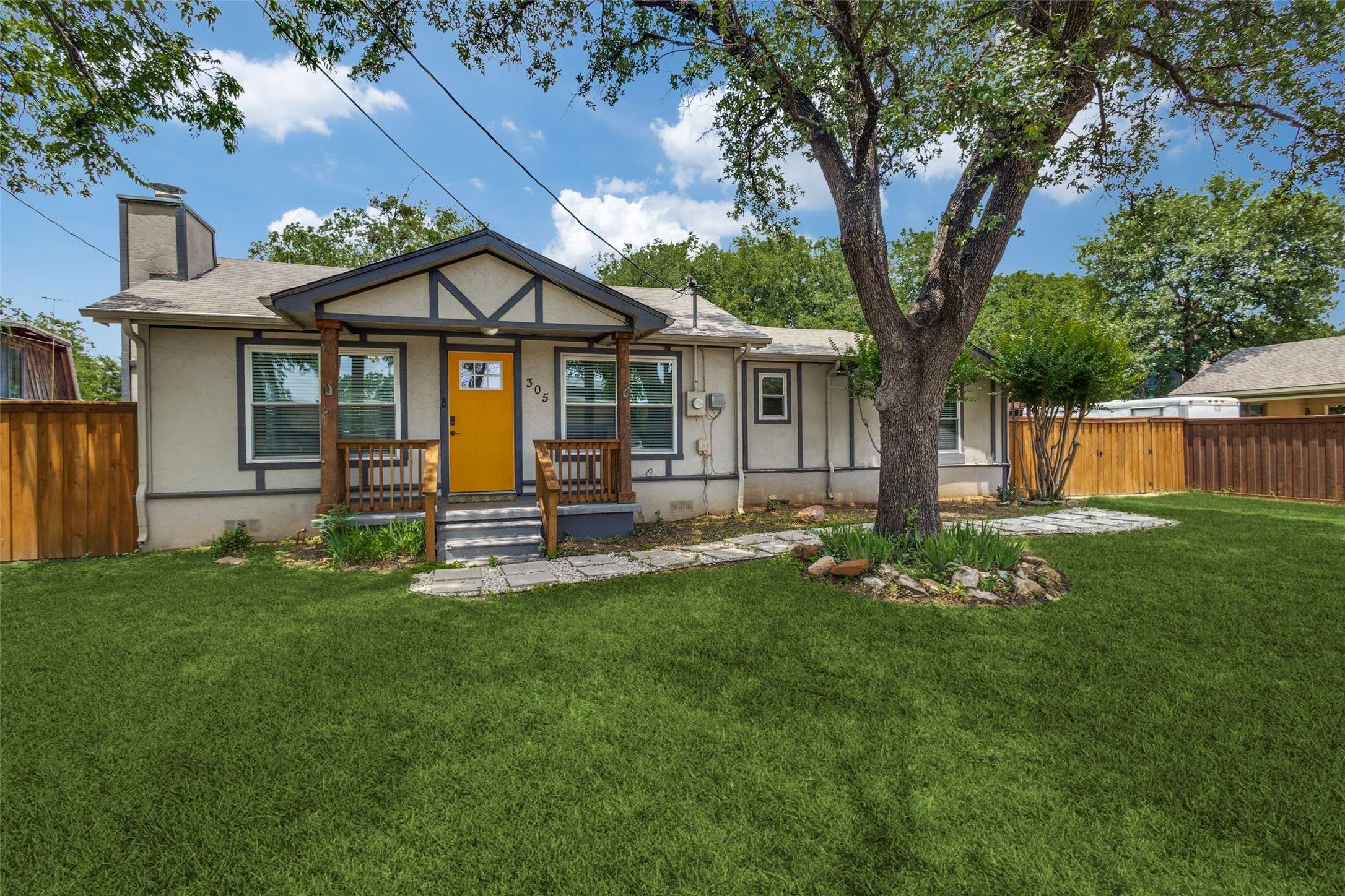 Roanoke, TX 76262,305 S Walnut ST