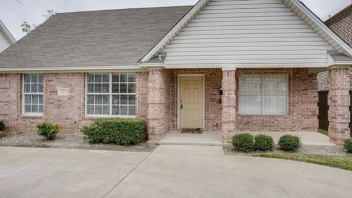 Fort Worth, TX 76109,3233 S University RD