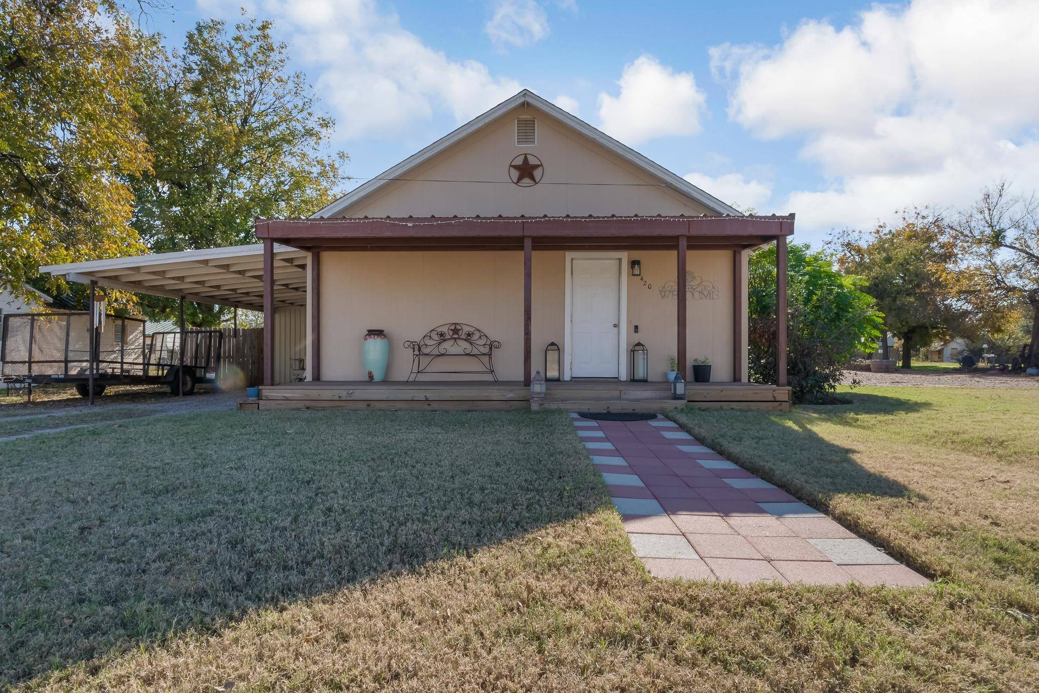 Munday, TX 76371,420 W D ST