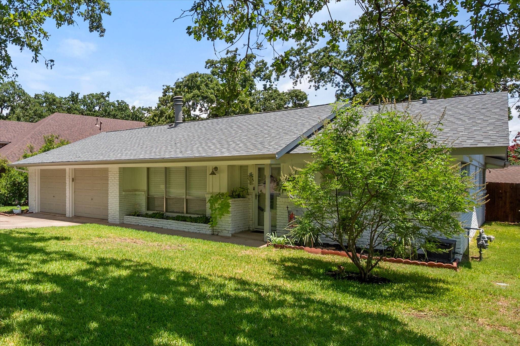 Hurst, TX 76053,1004 Trailwood DR