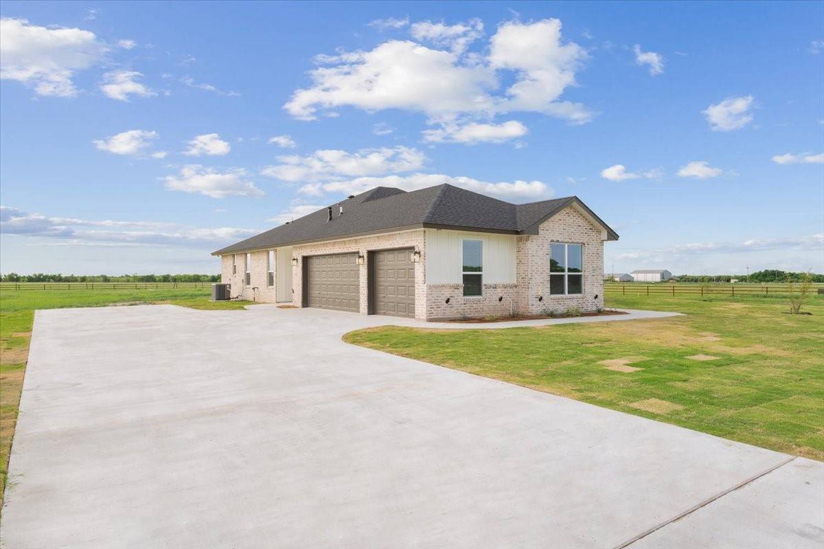 Lott, TX 76656,108 Cougar LN