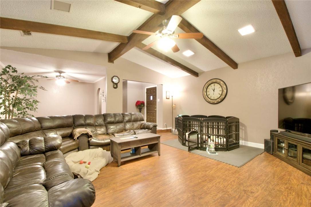 Hewitt, TX 76643,332 Crescent DR