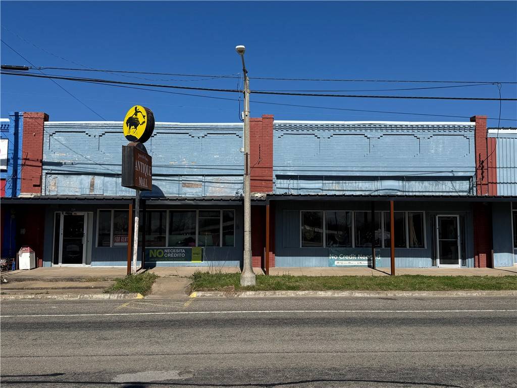 Lott, TX 76656,208 E Gassaway AVE