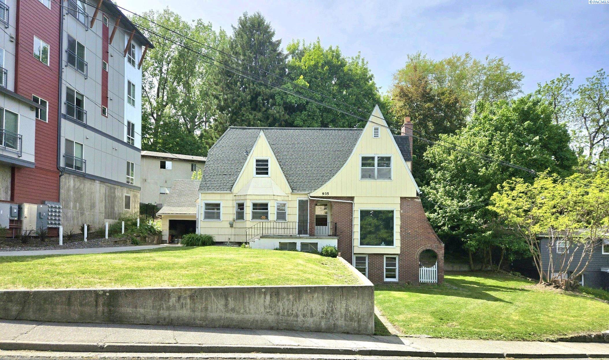 Pullman, WA 99163,935 NE C Street