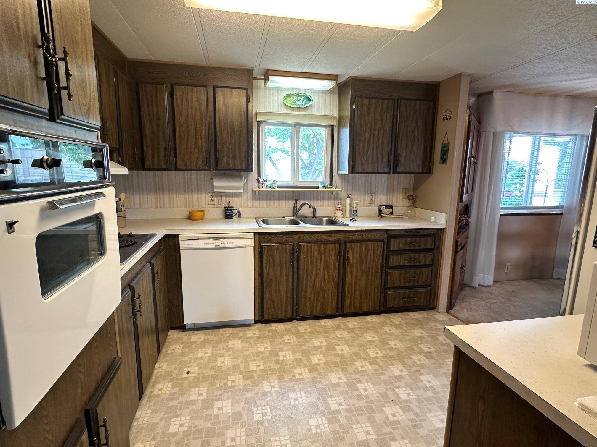 Kennewick, WA 99336,7901 W Clearwater Ave.
