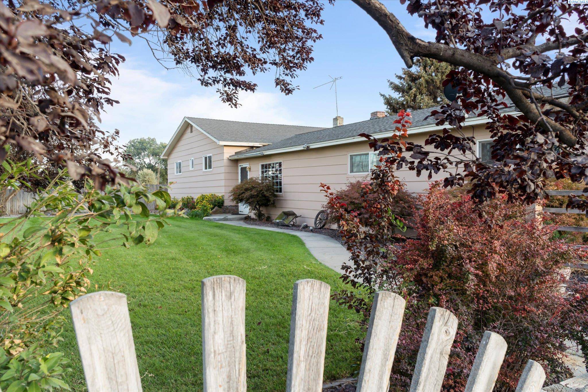 Sunnyside, WA 98944,691 Willowcrest Rd