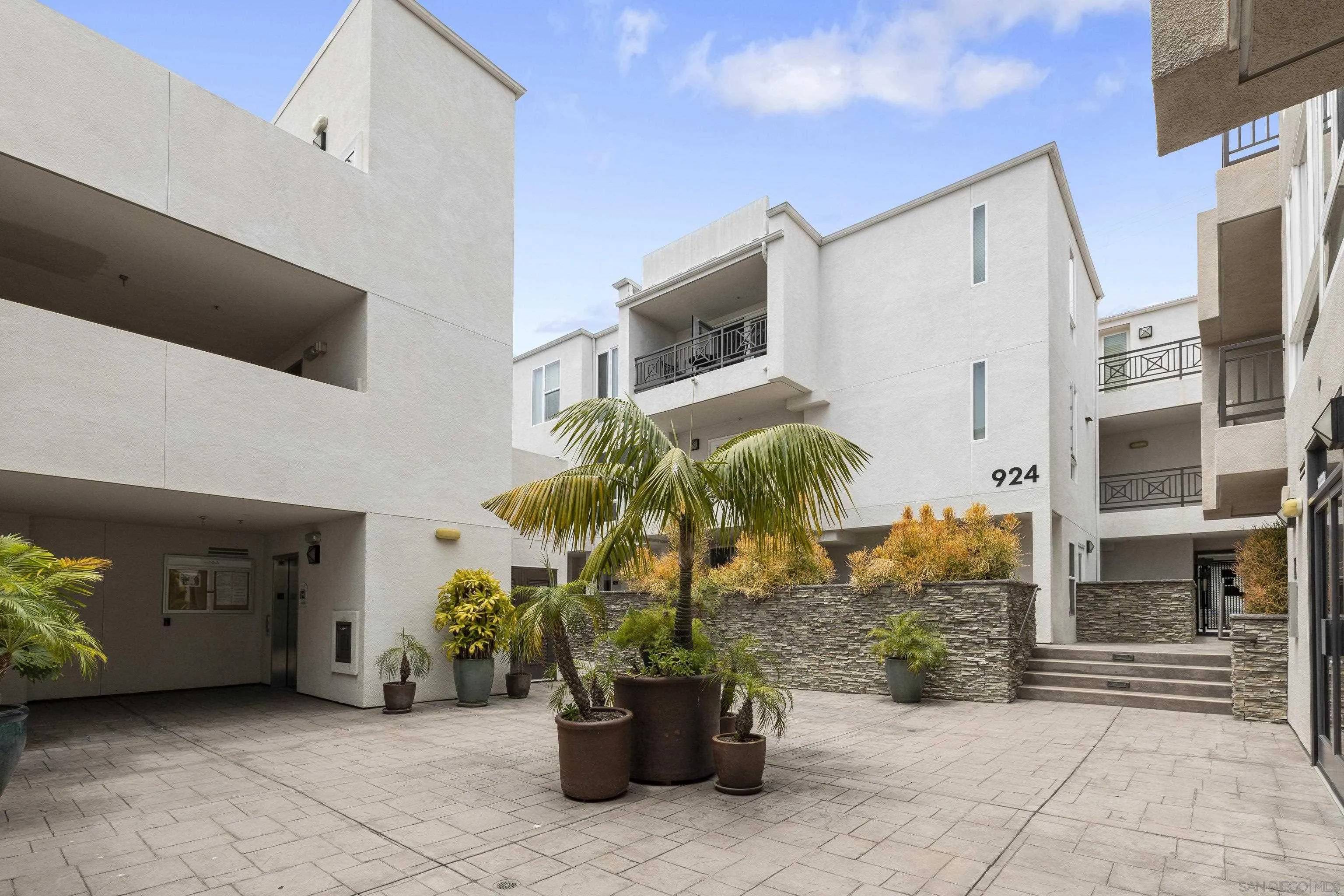 San Diego, CA 92109,924 Hornblend Street #304