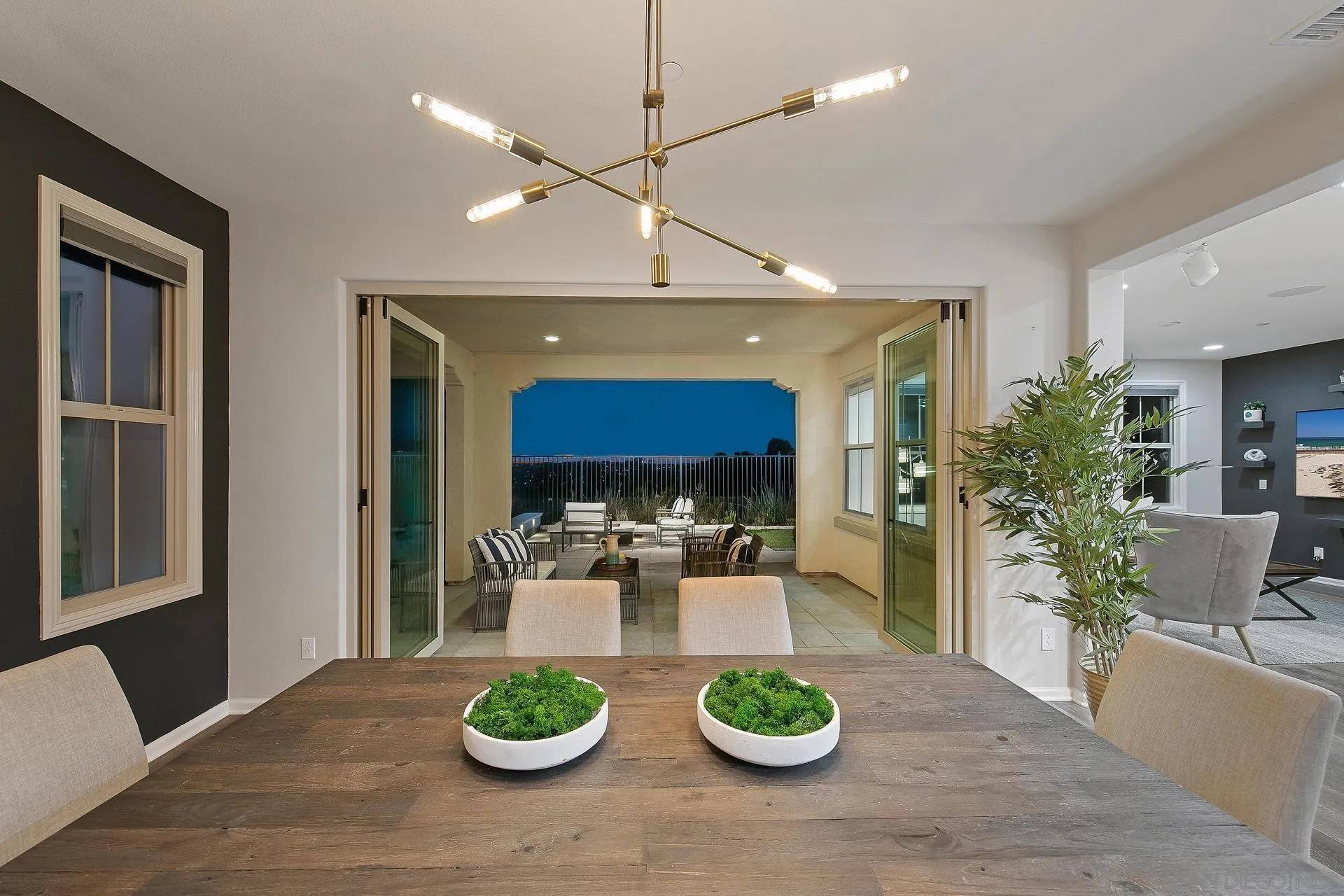 Carlsbad, CA 92009,7427 Calle Nerja