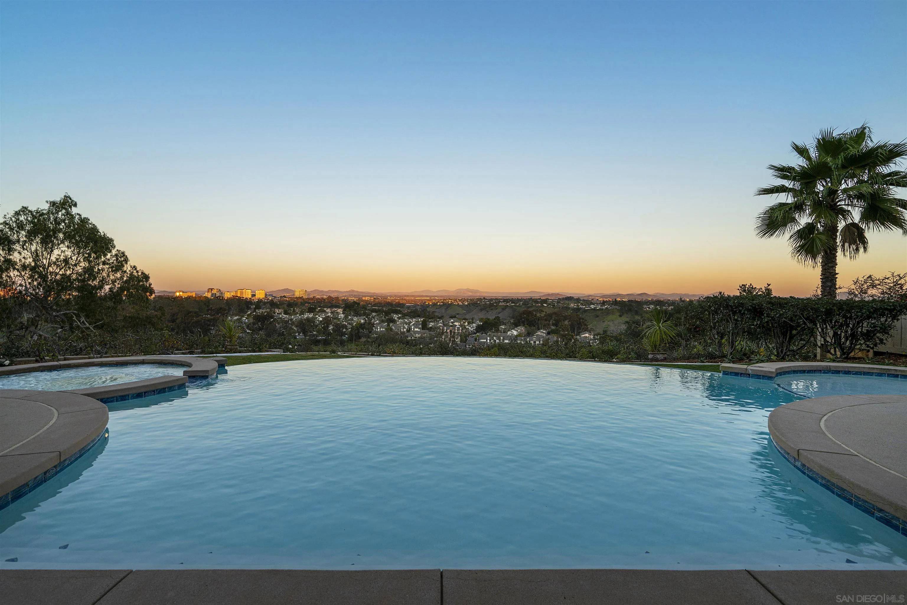 La Jolla, CA 92037,8083 N La Jolla Scenic Dr